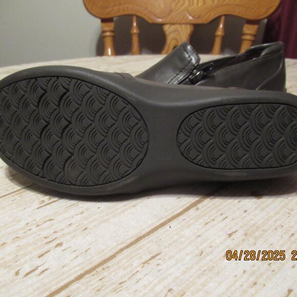 New Brown Loafers, Studio Works Brand - Ladies Size 6M - Picture 6 of 6